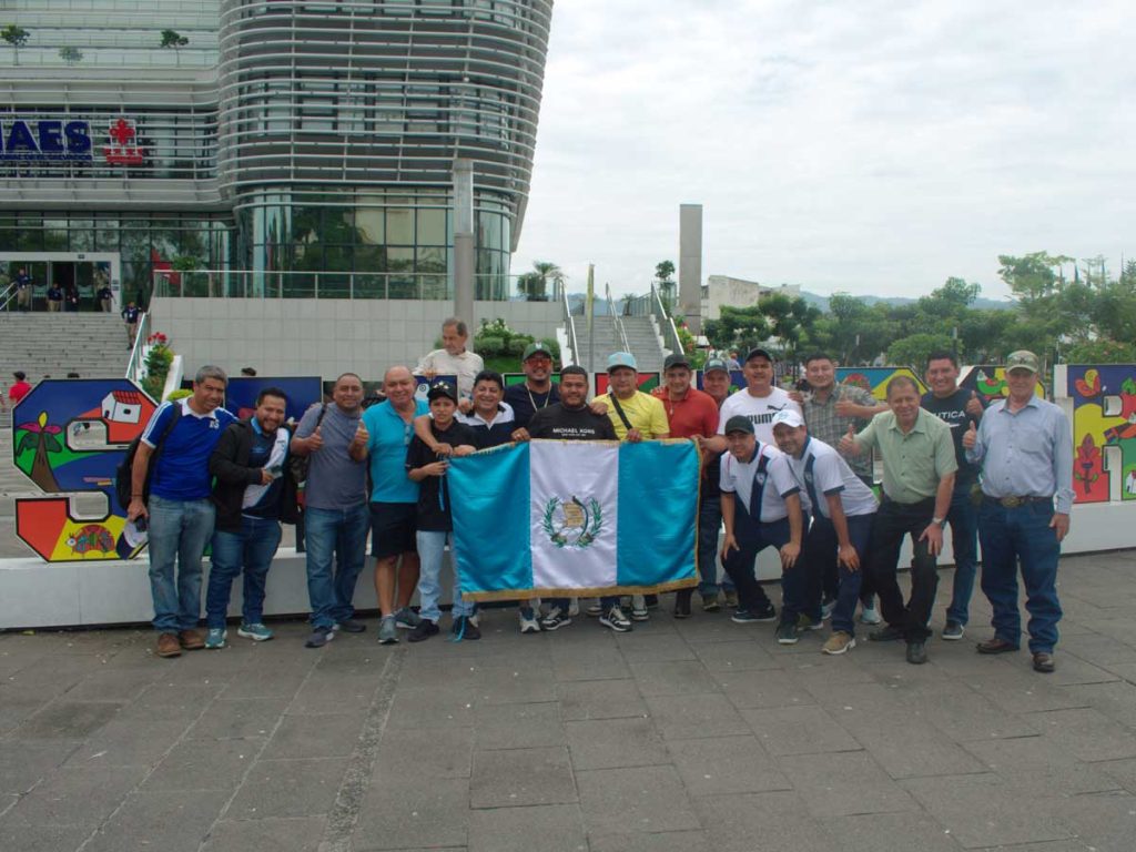 Decenas de turistas guatemaltecos recorrieron San Salvador antes del duelo eliminatorio en el estadio Cuscatlán. /Juan Martínez