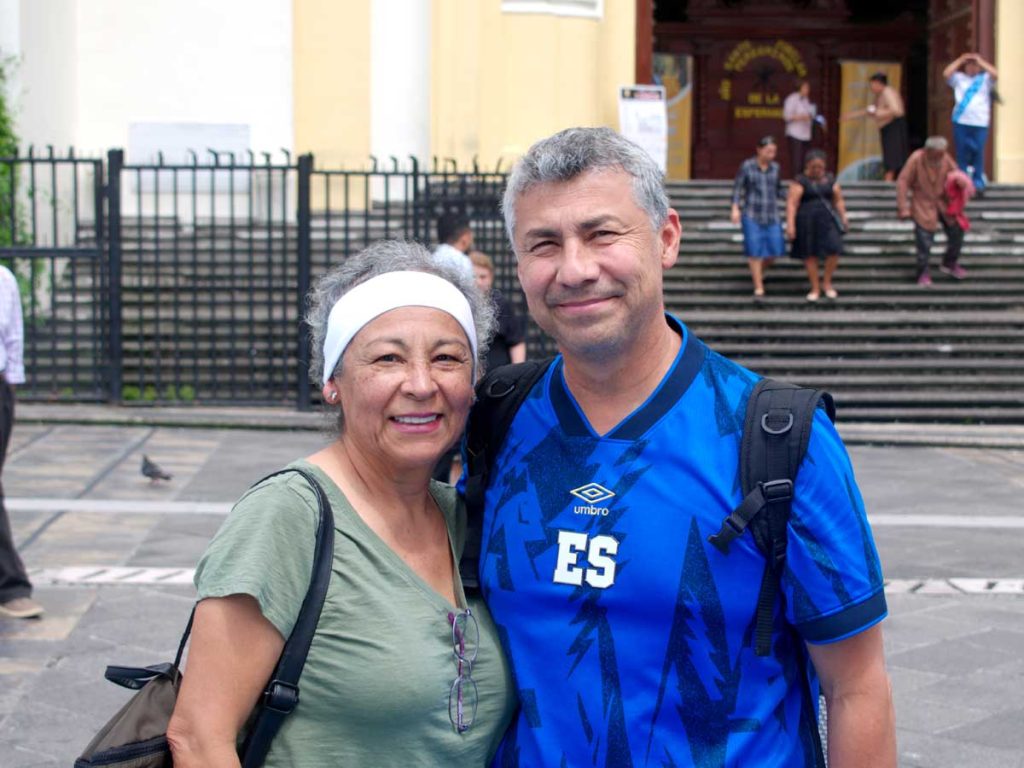 Aficionados salvadoreños con camisetas y banderas de la Selecta llenaron las calles del centro capitalino horas antes del partido. /Juan Martínez