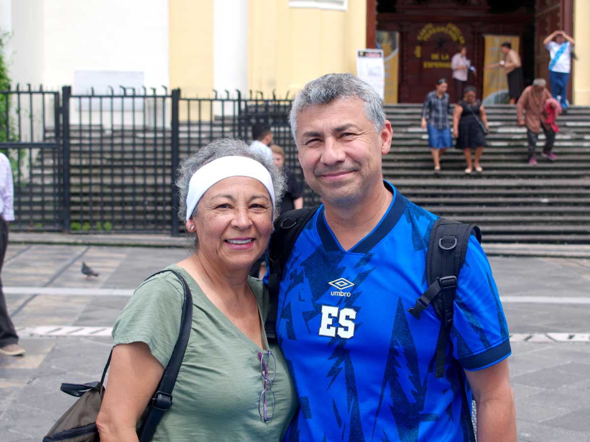 Aficionados salvadoreños con camisetas y banderas de la Selecta llenaron las calles del centro capitalino horas antes del partido. /Juan Martínez