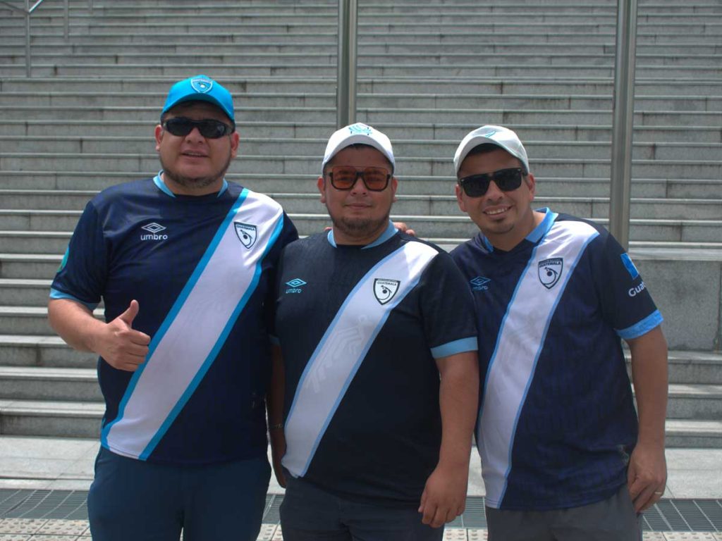 Turistas deportivos guatemaltecos destacaron la calidez de los salvadoreños y el ambiente de convivencia entre aficiones. /Juan Martínez