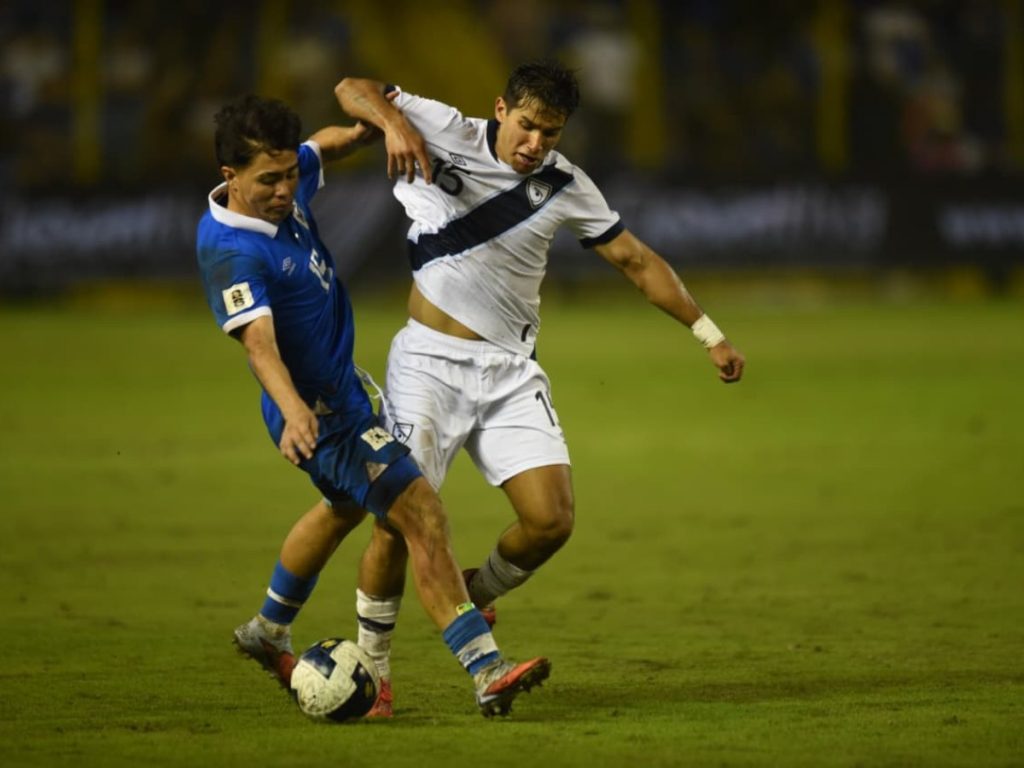 Jefferson Valladares (izq.) marcado por defensa chapin. Foto Emerson Del Cid