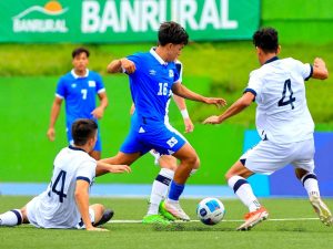 Gabriel Arnold (16) de la Selecta Preolímpica marcado por defensas chapines. Foto X Selecta