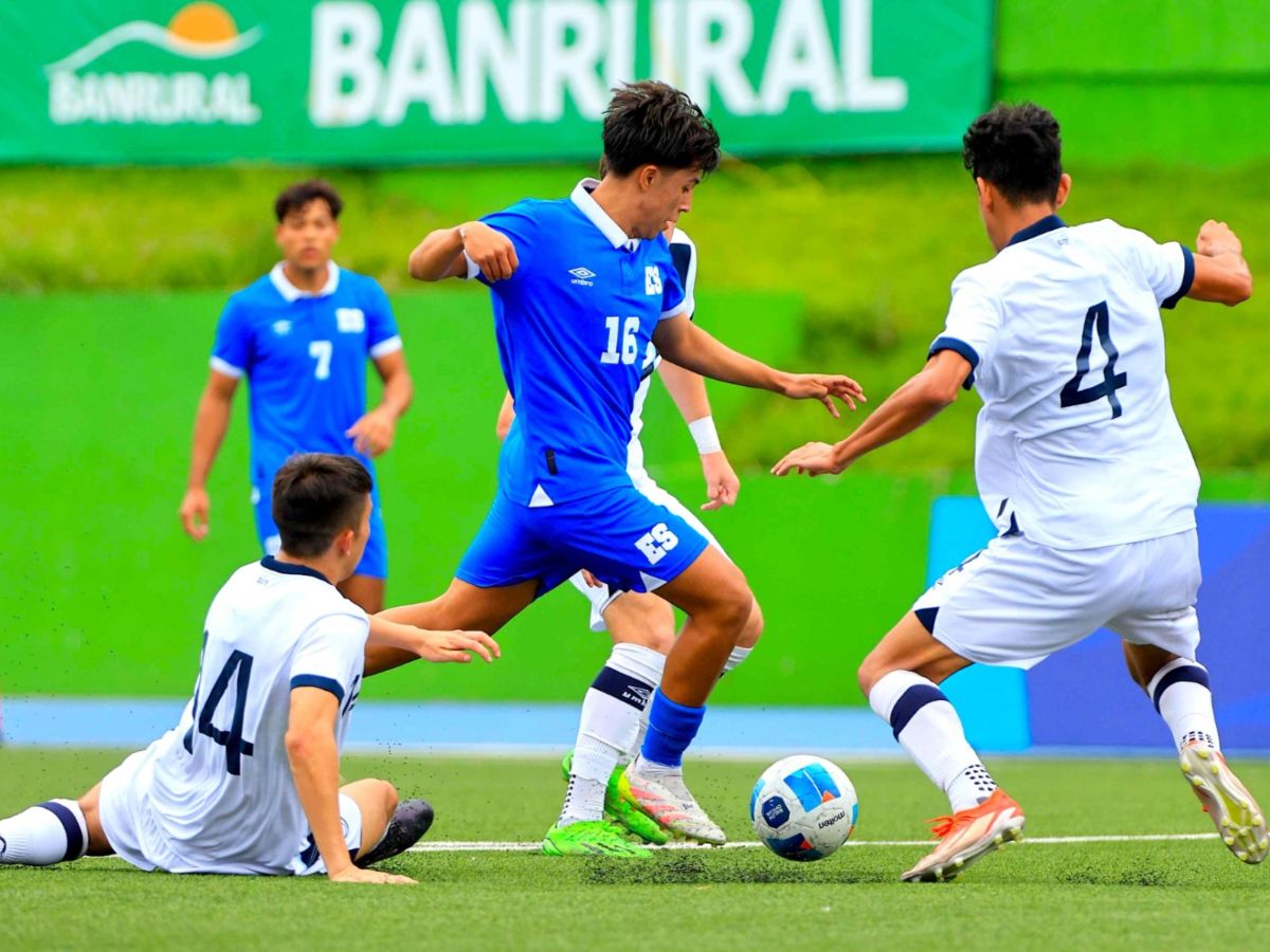 Gabriel Arnold (16) de la Selecta Preolímpica marcado por defensas chapines. Foto X Selecta