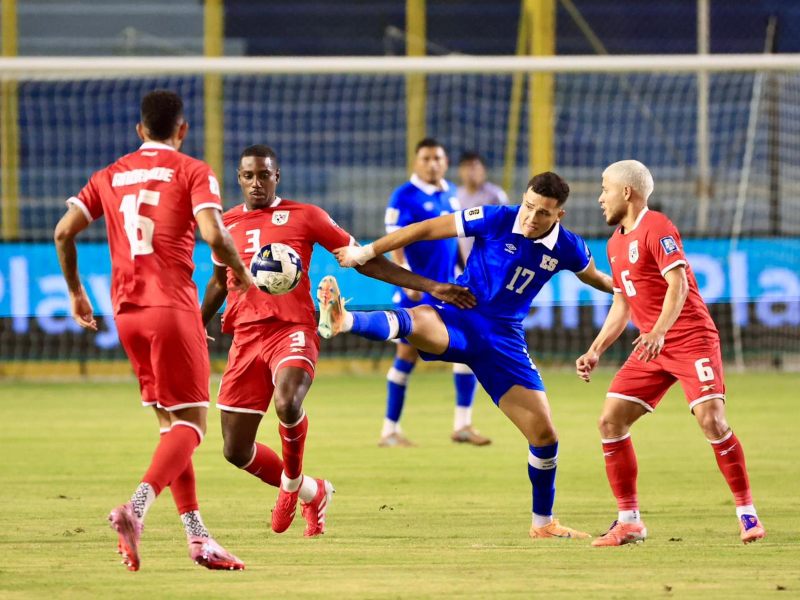 Styven Vásquez, delantero salvadoreño, rodeado de panameños en el partido. / Foto vía INDES