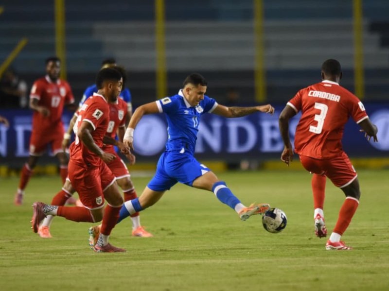El delantero salvadoreño Styven Vásquez domina ante rivales canaleros en el estadio Cuscatlán. / Foto Emerson del Cid, elsalvador.com