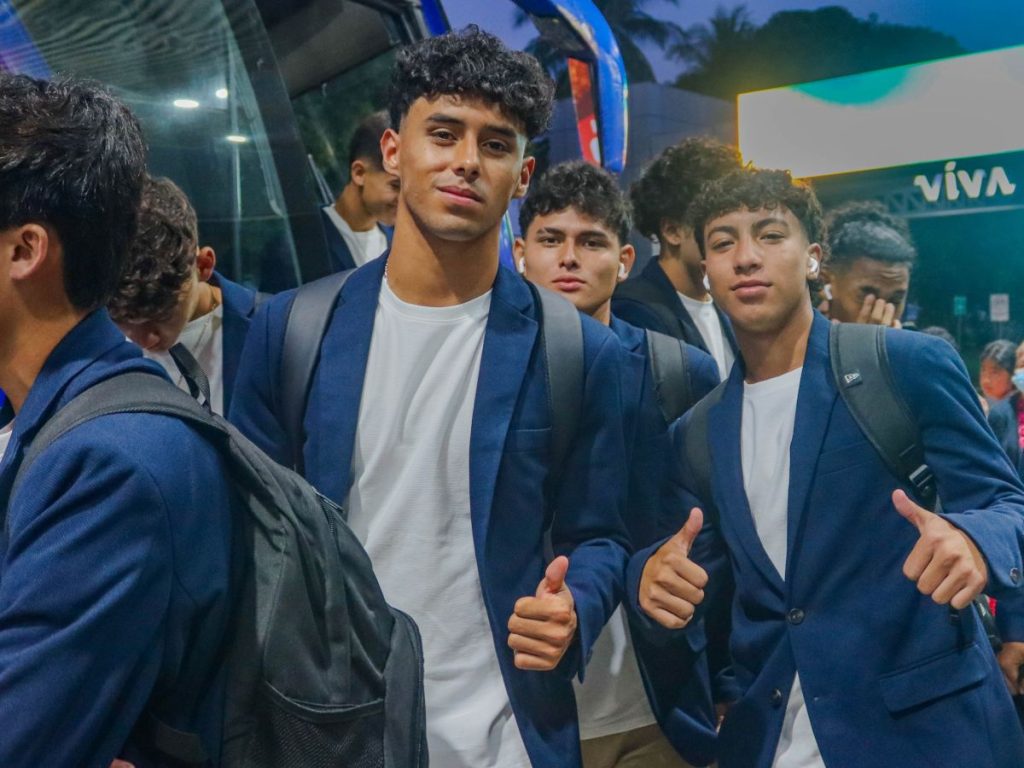 Desde el Aeropuerto Internacional de El Salvador, la Selección sub17 partió rumbo a Catar para la Copa Mundial Sub-17 de la FIFA. Foto X Selecta