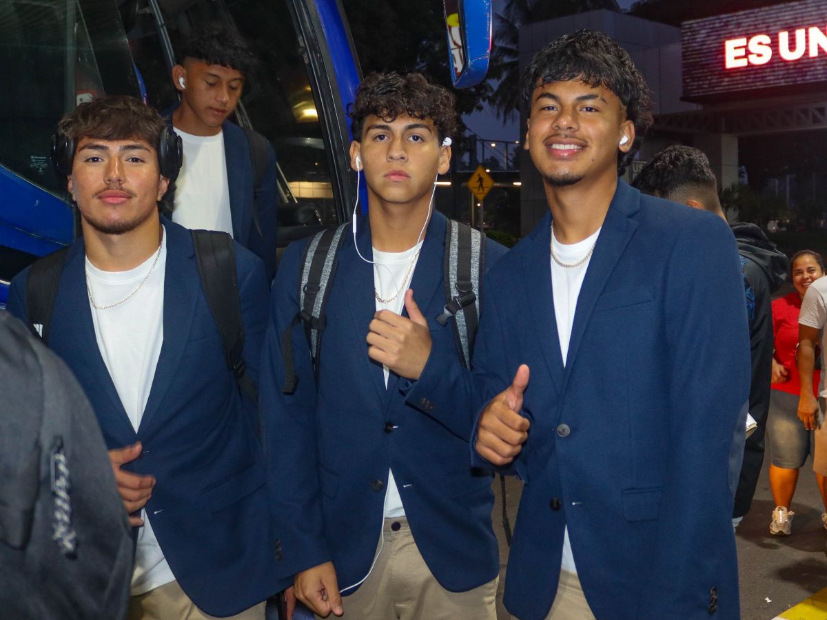 Desde el Aeropuerto Internacional de El Salvador, la Selección sub17 partió rumbo a Catar para la Copa Mundial Sub-17 de la FIFA. Foto X Selecta