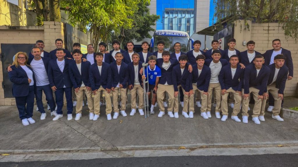 Desde el Aeropuerto Internacional de El Salvador, la Selección sub17 partió rumbo a Catar para la Copa Mundial Sub-17 de la FIFA. Foto X Selecta