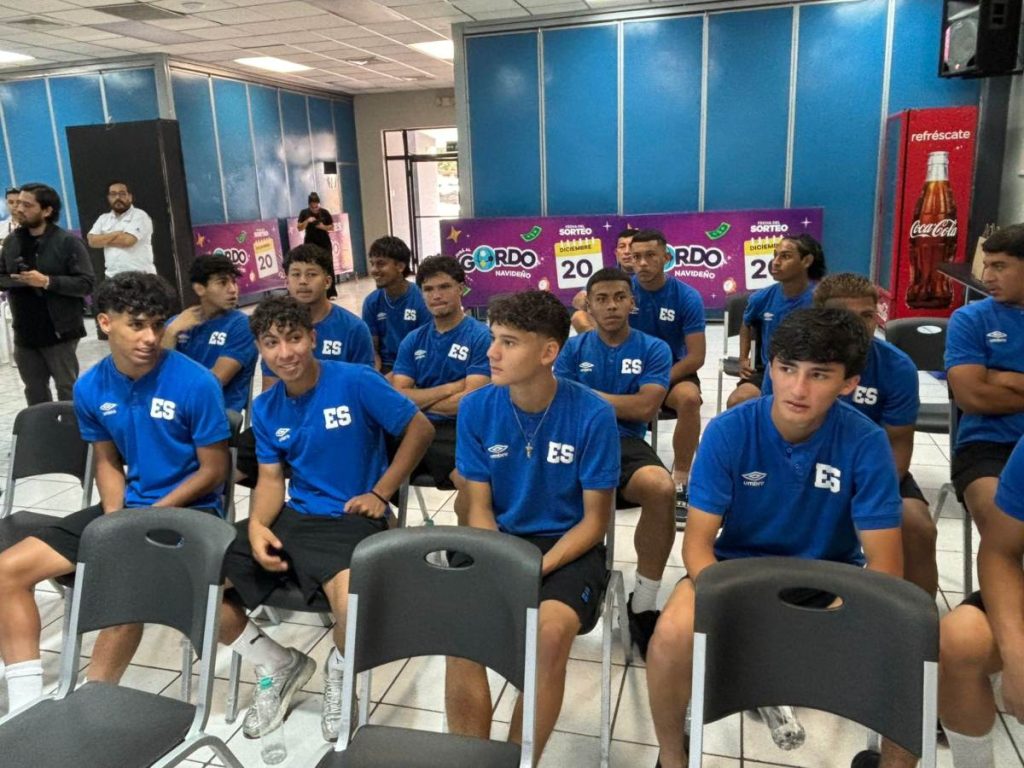 El grupo Sub17 que viajará mañana rumbo a Qatar. Foto Roberto Montano