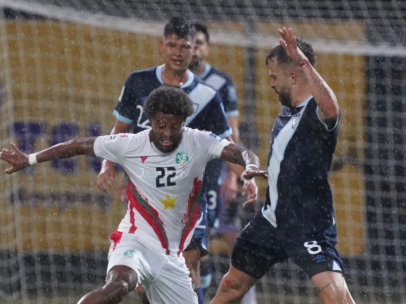 La lluvia marcó el partido entre surinameses y chapines. / Foto @SurinamCol
