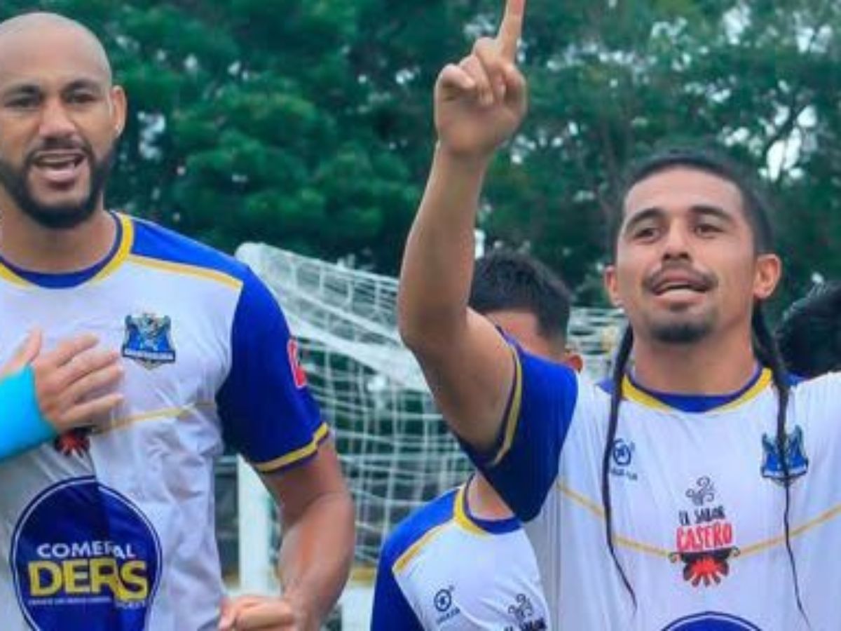 Gerson Mayén (der.) celebra gol con Zacatecoluca al FAS. Foto FB Zacatecoluca