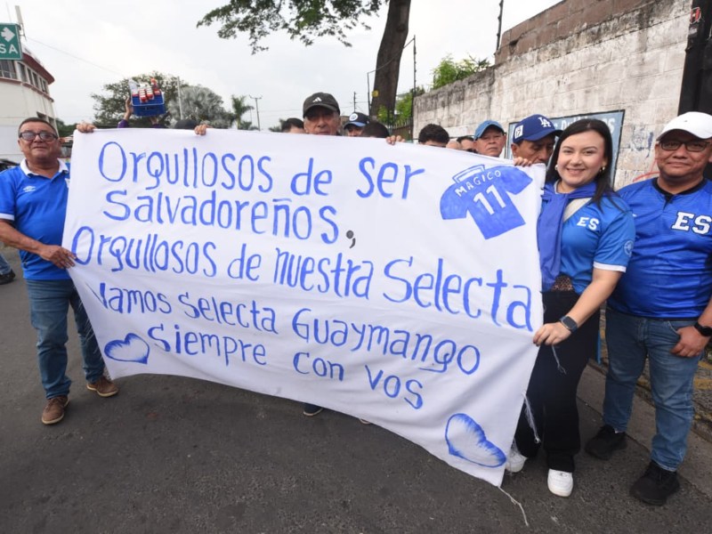 Aficionados de Guaymango muestran su orgullo y apoyo incondicional a la Selecta con un mensaje claro: “Siempre con vos”, antes del partido en el Coloso de Monserrat.