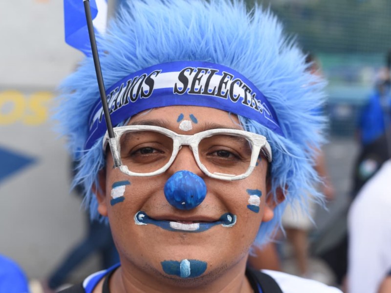 Un fanático se pinta el rostro y luce peluca azul, mostrando su creatividad y entrega total por la Selecta en la previa al partido ante Panamá.
