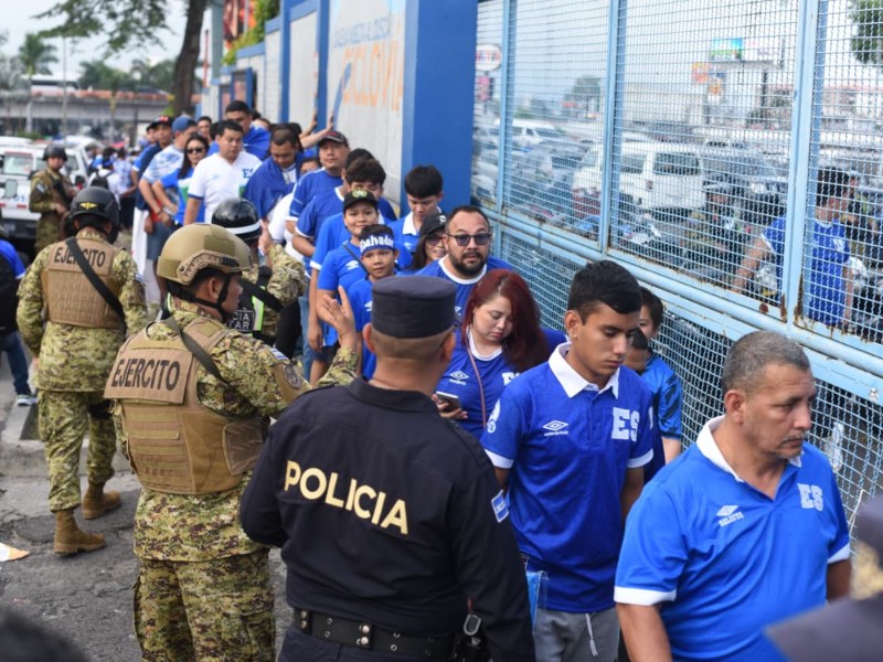 Bajo la mirada atenta de la seguridad, familias y aficionados avanzan con entusiasmo para alentar a la Selecta, llenando de esperanza el Coloso de Monserrat.
