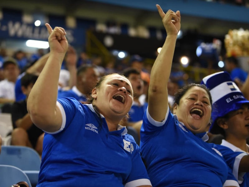 La emoción se desborda en las gradas: aficionadas celebran y cantan al unísono, viviendo al máximo la pasión por la Selecta en el Coloso de Monserrat.