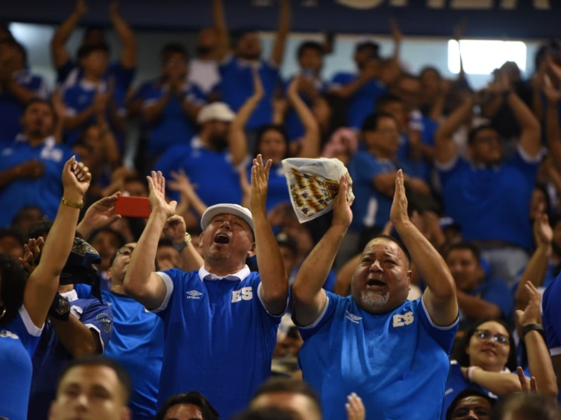 Con emoción y energía, los hinchas celebran cada jugada en las gradas, dejando claro que el apoyo a la Selecta nunca falta en el Coloso de Monserrat.