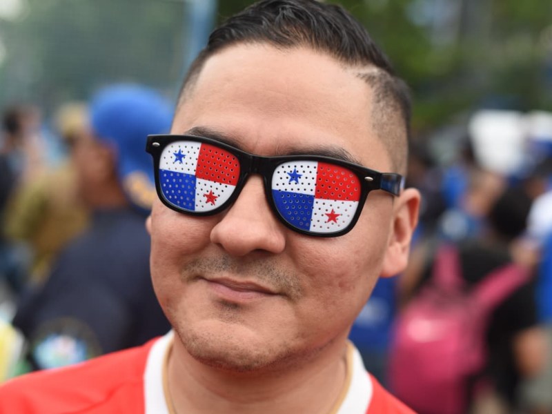 El periodista panameño José Miguel "Chepe Bomba" Domínguez lució los colores panameños hasta en sus lentes. / Foto Emerson del Cid, elsalvador.com
