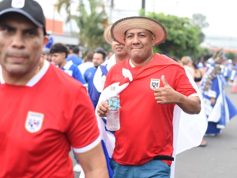 Los típicos sombreros panameños no faltaron entre sus aficionados, hacia el juego contra la Selecta en el estadio Cuscatlán. / Foto Emerson del Cid, elsalvador.com