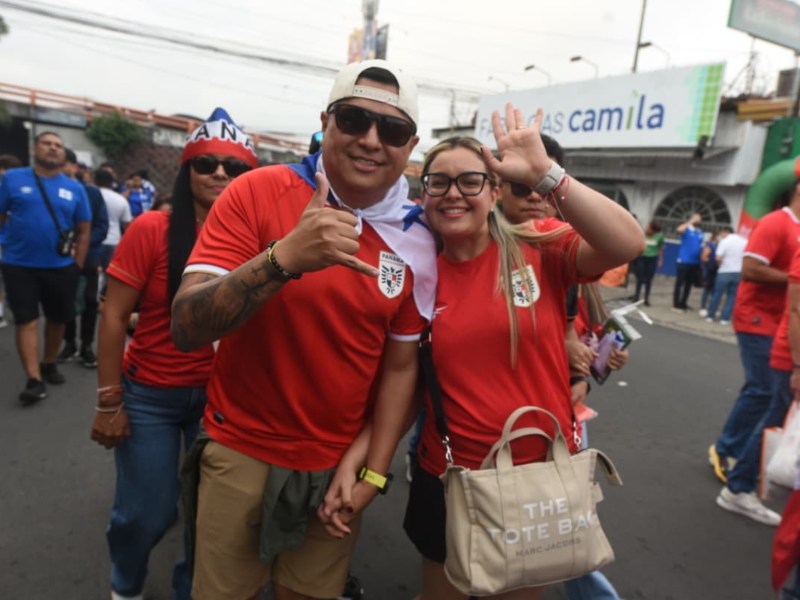 La Marea Roja panameña se dejó sentir en las cercanías del estadio. / Foto Emerson del Cid, elsalvador.com