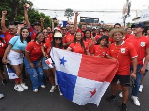Afición panameña en las afueras del Estadio Cuscatlán. / Foto Emerson del Cid, elsalvador.com