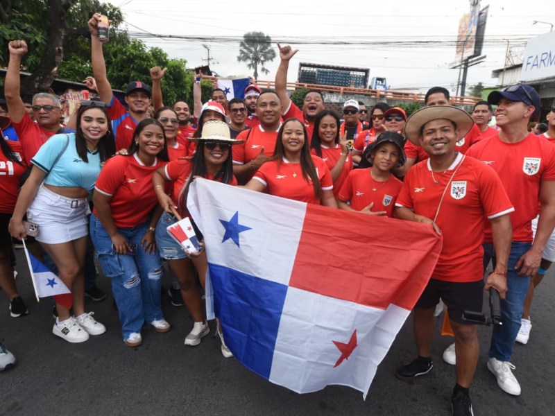 Afición panameña en las afueras del Estadio Cuscatlán. / Foto Emerson del Cid, elsalvador.com