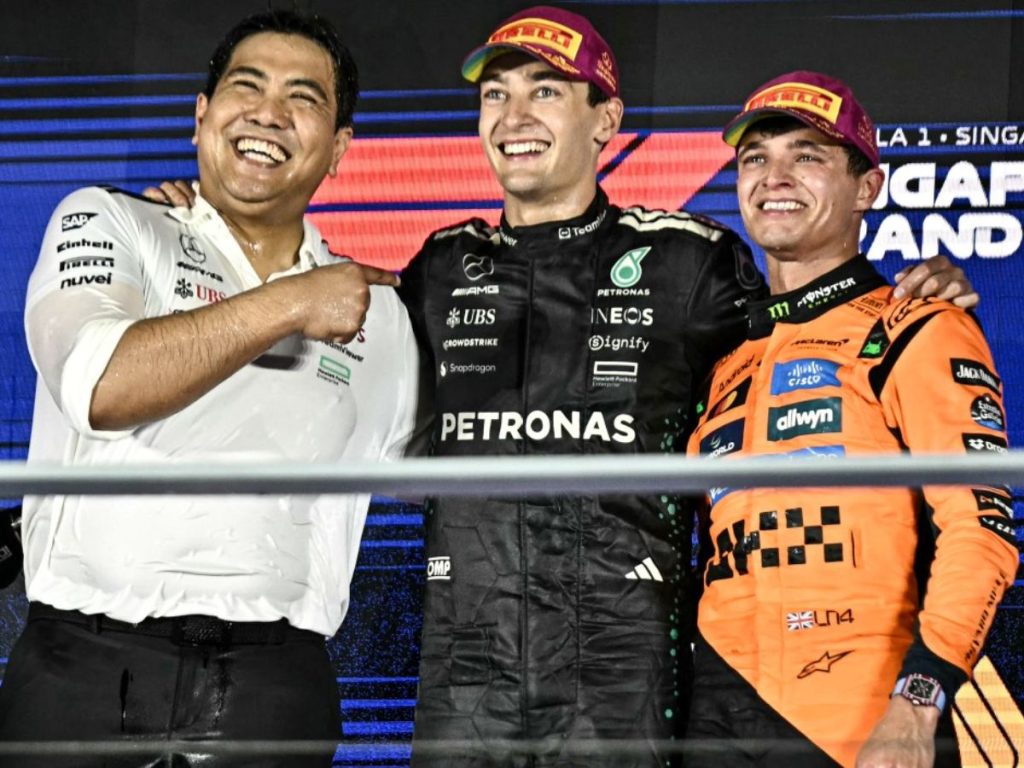 El piloto británico de Mercedes, George Russell (centro), ganador del primer lugar, y el británico de McLaren, Lando Norris (derecha), tercero, posan en el podio tras el Gran Premio de Singapur de Fórmula 1, disputado de noche en el circuito urbano de Marina Bay, el 5 de octubre de 2025. Foto/ AFP