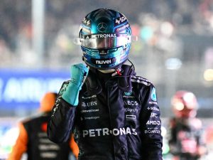 El piloto británico de Mercedes, George Russell, celebra su victoria tras el Gran Premio de Singapur de Fórmula 1, disputado de noche en el circuito urbano de Marina Bay, el 5 de octubre de 2025.