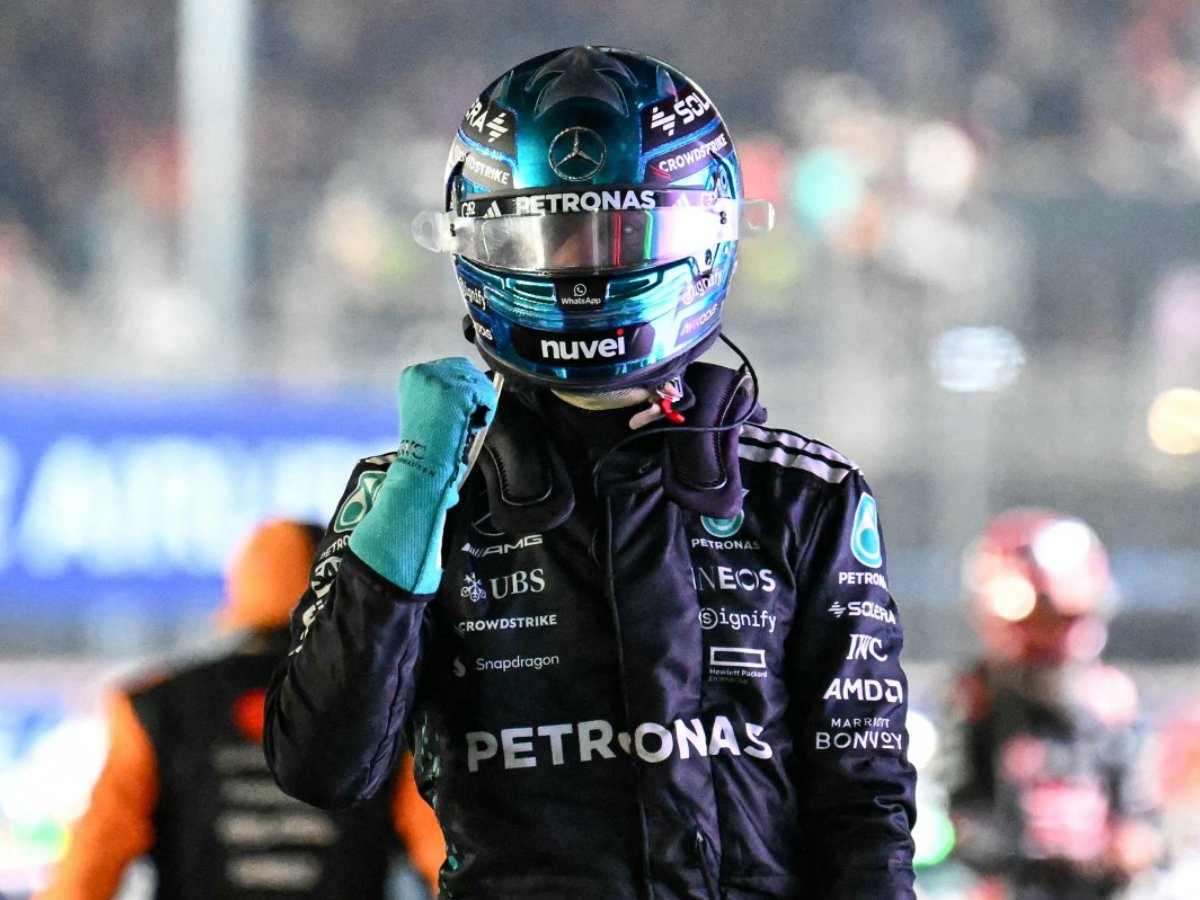 El piloto británico de Mercedes, George Russell, celebra su victoria tras el Gran Premio de Singapur de Fórmula 1, disputado de noche en el circuito urbano de Marina Bay, el 5 de octubre de 2025.