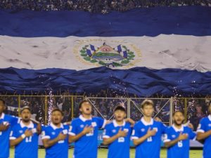 Jugadores salvadoreños durante el himno, antes de Selecta vs. Guatemala. / Foto cortesía @laselecta_slv