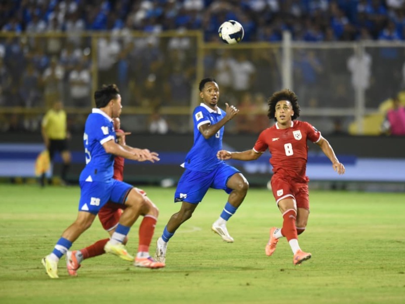 Jefferson Valladares parece chocar hombro a hombro con el panameño Christian Martínez (acción a la izquierda). A la derecha, "Coco" Carrasquilla no podrá despejar el balón, que le quedará al salvadoreño Brayan Gil (9). / Foto Emerson del Cid, elsalvador.com