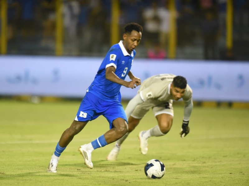 Brayan Gil está a punto de enviar el balón al fondo de la portería panameña. / Foto Emerson del Cid, elsalvador.com