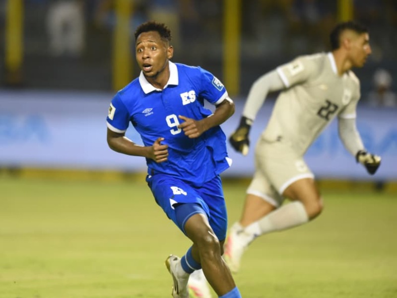 Tras superar al meta panameño Mosquera, Brayan Gil corre a festejar su gol, el cual luego sería anulado tras intervención del VAR. / Foto Emerson del Cid, elsalvador.com