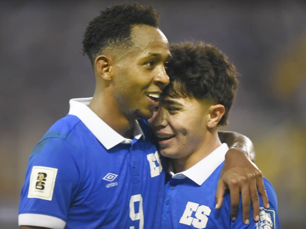 Brayan Gil (Izq.) festeja junto a Jefferson Valladares tras anotarle a Panamá; minutos después, el cuerpo arbitral anotaría su anotación. / Foto Emerson del Cid, elsalvador.com