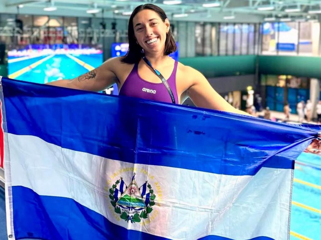 La salvadoreña Marina Spadoni celebra su doble medalla de oro en los Juegos Centroamericanos de Guatemala 2025. /