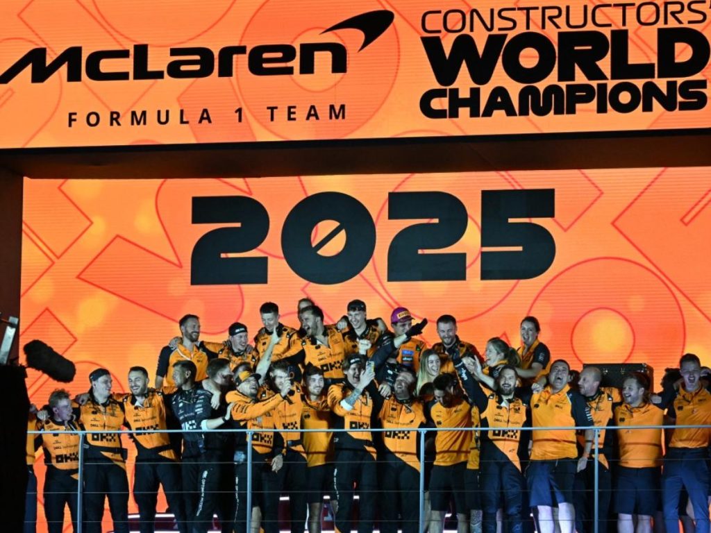 Los miembros del equipo McLaren celebran en el podio su título de campeones del mundo de constructores de Fórmula 1, tras el Gran Premio de Singapur disputado de noche en el circuito urbano de Marina Bay, el 5 de octubre de 2025. Fotografía/ AFP