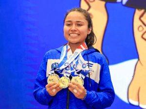 La pesista salvadoreña levantó un total de 147 kg para asegurar el triplete dorado en arranque, envión y total