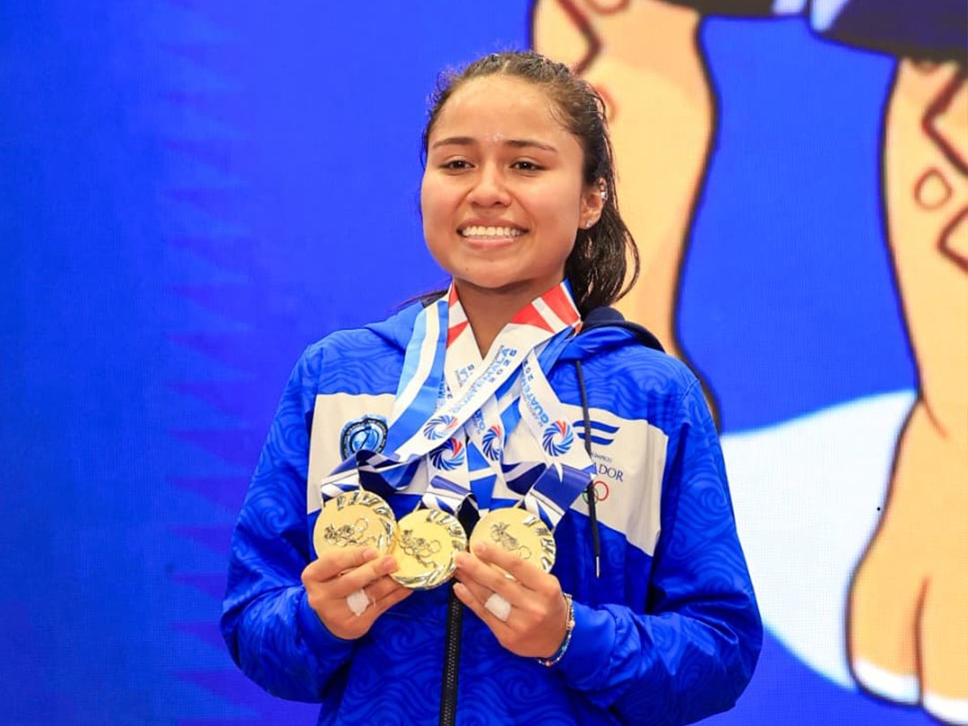La pesista salvadoreña levantó un total de 147 kg para asegurar el triplete dorado en arranque, envión y total