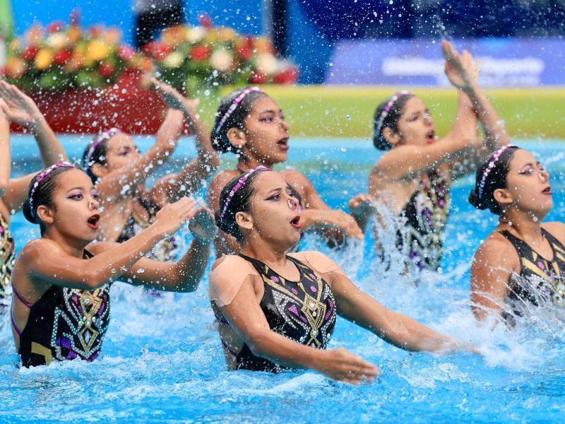 Atletas salvadoreñas de natación artística en plena acción, durante los XII Juegos Centroamericanos de Guatemala 2025. / Foto cortesía INDES