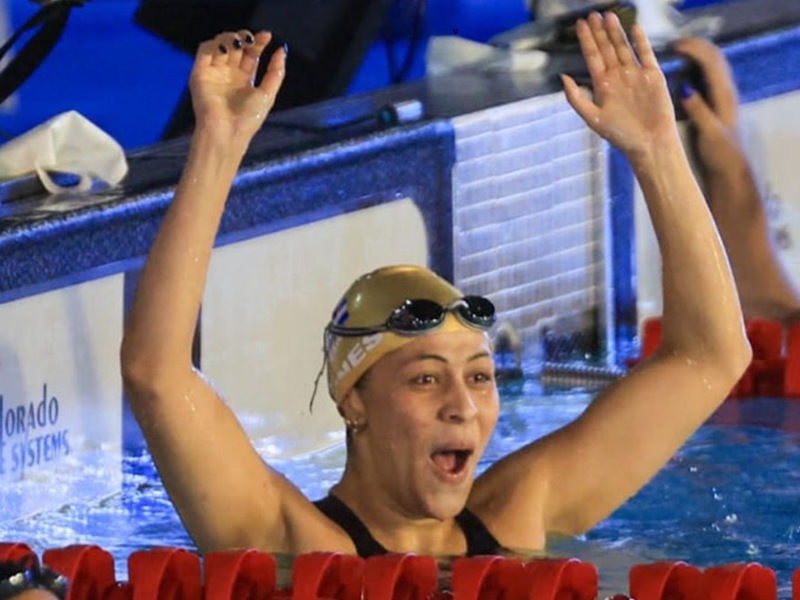 Elisa Funes celebra su oro en los 50 metros pecho, en Guatemala 2025. / Foto cortesía INDES