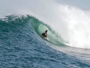 Atleta internacional compite en Paddleboard en Playa El Sunzal, sede del ISA World SUP & Paddleboard Championship 2025.