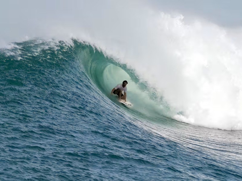 Atleta internacional compite en Paddleboard en Playa El Sunzal, sede del ISA World SUP & Paddleboard Championship 2025.