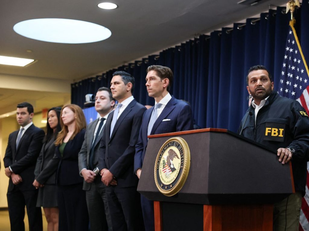 El director del FBI, Kash Patel (der.), encabeza una conferencia de prensa para anunciar arrestos relacionados con apuestas deportivas ilegales y juegos de póker.