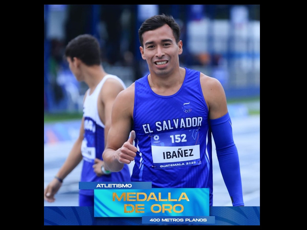 Pablo Ibáñez celebra su medalla de oro en los 400 metros planos durante los Juegos Centroamericanos Guatemala 2025, orgullo del atletismo salvadoreño.