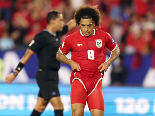 El panameño Adalberto "Coco" Carrasquilla lamenta una ocasión fallida ante Surinam. / AFP