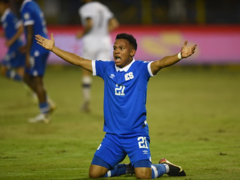 El delantero Rafael Tejada reclama una falta en el partido contra Guatemala en el estadio Cuscatlán. / Foto Emerson del Cid, elsalvador.com