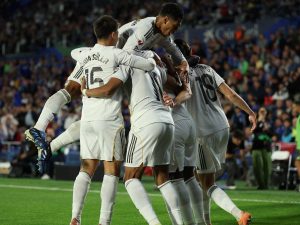 Los jugadores del Real Madrid celebran el 0-1 en el Coliseum, un triunfo que consolida su liderato en LaLiga.