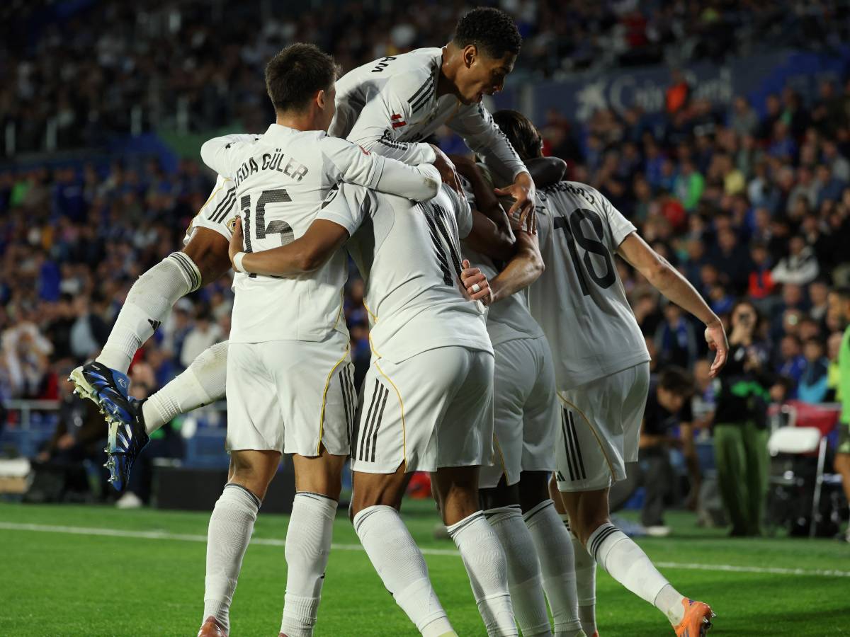 Los jugadores del Real Madrid celebran el 0-1 en el Coliseum, un triunfo que consolida su liderato en LaLiga.