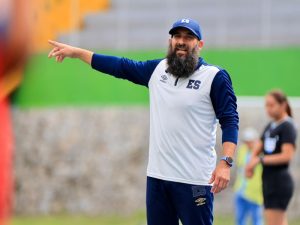 Eric Acuña, director técnico de la Selección Femenina Mayor, durante el partido contra Panamá en los XII Juegos Centroamericanos Guatemala 2025. / Foto INDES