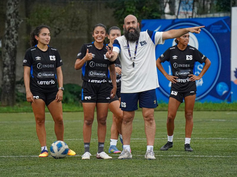 El técnico Eric Acuña junto a preseleccionadas femeninas mayores, en el entrenamiento en el complejo deportivo de la FESFUT. / Foto cortesía @laselecta_slv
