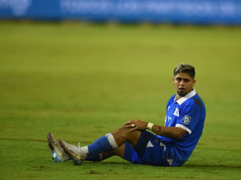 Jairo Henríquez sufre en el pasto del Cuscatlán, ante Guatemala. / Foto Emerson del Cid, elsalvador.com